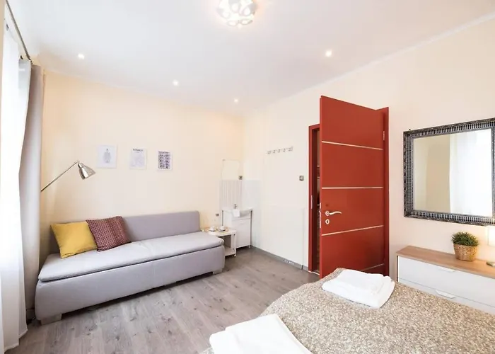Ultra Central Large Home With Ac And Balcony