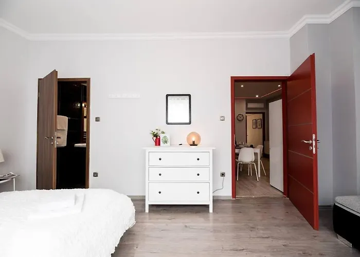 Ultra Central Large Home With Ac And Balcony